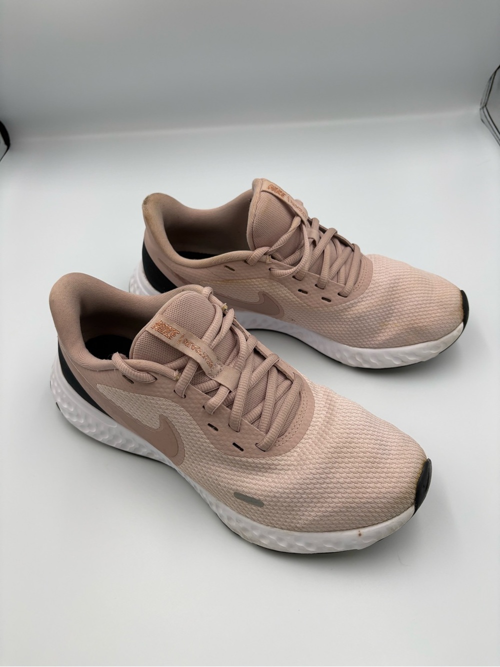 Women’s Nike Revolution Rose Gold SZ 9 - Picture 3 of 6